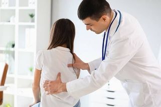 Vybírání peněz za registraci či hrazenou péči u lékaře? Nově platí obří pokuty